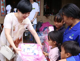 當(dāng)走在前面的時(shí)候，別忘了拉后面的人一把——記干塘子村捐助